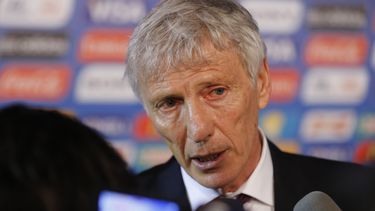 americateve | El t&eacute;cnico de Colombia, Jos&eacute; Pekerman, habla con periodistas tras el sorteo del Mundial el viernes, 6 de diciembre de 2013, en Costa do Sauipe, Brasil. (AP Photo/Victor R. Caivano)