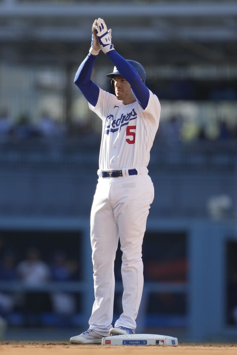 Freddie Freeman (5), de los Dodgers de Los Ángeles, festeja su doble con el que consiguió la marca de 2.000 hits en la octava entrada del partido contra los Astros de Houston, en Los Ángeles, el domingo 25 de junio de 2023. Freeman remolcó a Mookie Betts en la jugada. (AP Foto/Ashley Landis)