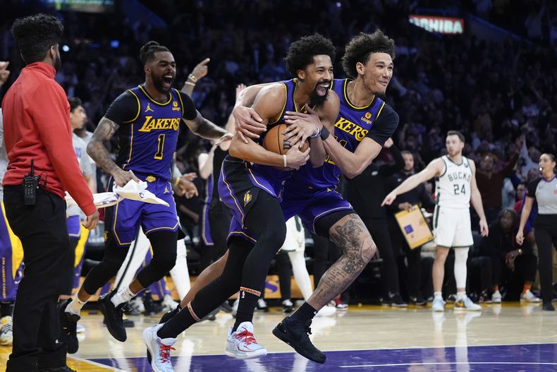 Jaxson Hayes (derecha), Spencer Dinwiddie y DAngelo Russell (izquierda), de los Lakers de Los Ángeles, festejan el triunfo del viernes 8 de marzo de 2024, ante los Bucks de Milwaukee (AP Foto/Jae C. Hong)