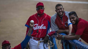 Cuba confirma deserción de pelotero tras arribo a EEUU