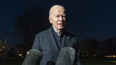 El presidente Joe Biden responde a una pregunta después de descender del helicóptero presidencial en la Casa Blanca, el 20 de diciembre de 2023, en Washington. (AP Foto/Alex Brandon, Archivo)