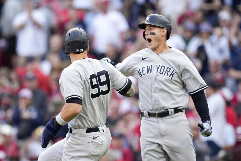 Aaron Judge (99) y Anthony Rizzo festejan durante el décimo inning del duelo del sábado 20 de mayo de 2023, ante los Rojos de Cincinnati (AP Foto/Jeff Dean)