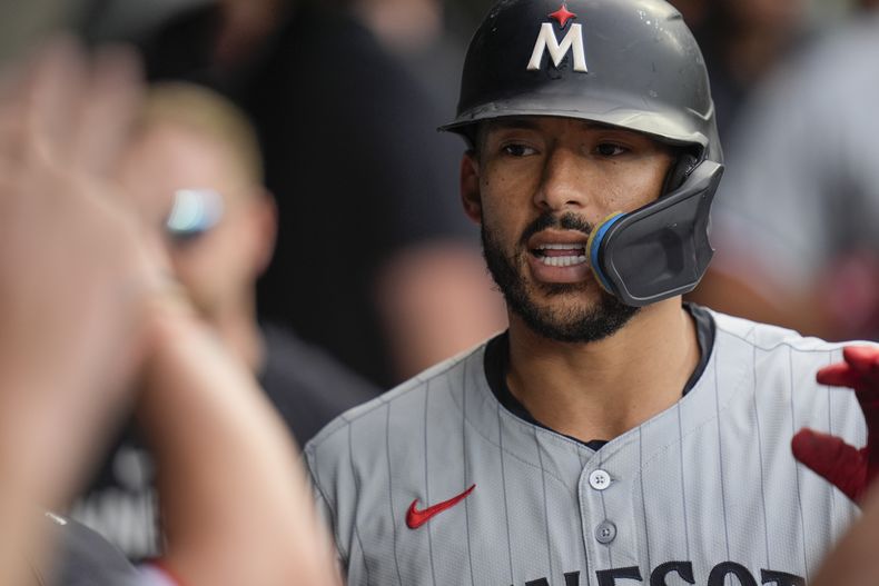 El boricua Carlos Correa, de los Mellizos de Minnesota, festeja en la cueva luego de batear un jonrón ante los Medias Blancas de Chicago, el miércoles 10 de julio de 2024 (AP Photo/Erin Hooley)