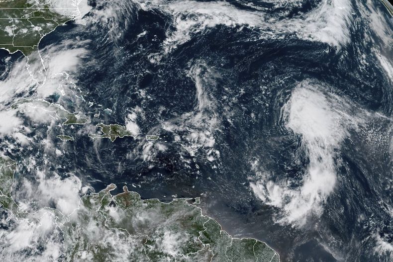 Esta imagen satelital GeoColor del GOES-19, tomada el miércoles 17 de septiembre de 2025 a las 10:50 a.m. EDT y proporcionada por la NOAA, muestra la tormenta tropical Gabrielle, a la derecha, en el océano Atlántico. (NOAA vía AP)