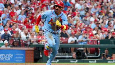 El puertorriqueño Bryan Torres, de los Cardenales de San Luis, corre tras conectar un sencillo productor ante los Rojos de Cincinnati, el sábado 25 de julio de 2026 (AP Foto/Scott Kane)