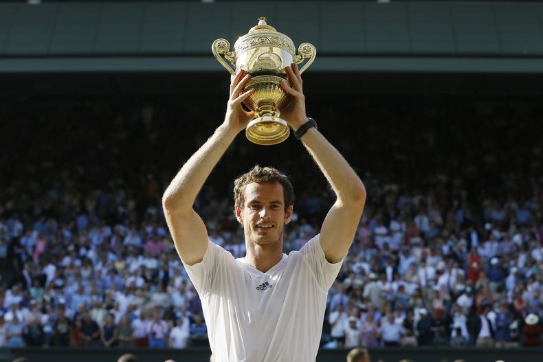 ARCHIVO - Foto del 7 de julio del 2013, el británico Andy Murray posa con el trofeo tras vencer a Novak Djokovic en la final de Wimbledon. (AP Foto/Kirsty Wigglesworth, Archivo)