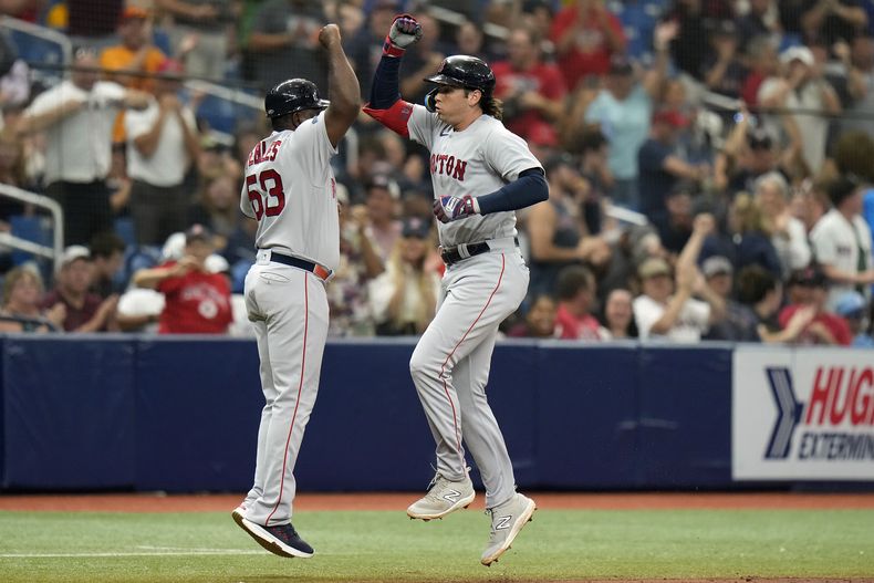 Triston Casas de los Medias Rojas de Boston celebra con el entrenador de base Carlos Febes el jonrón de tres carreras frente al relevista de los Rays de Tampa Bay Chris Devenski en la sexta entrada del encuentro del 4 de septiembre del 2023. (AP Foto/Chris OMeara)