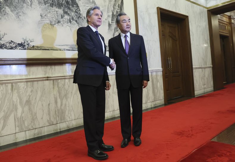El secretario de Estado estadounidense Antony Blinken saluda al máximo diplomático chino Wang Yi en Beijing, China, el lunes 19 de junio de 2023. (Leah Millis/Pool Photo via AP)