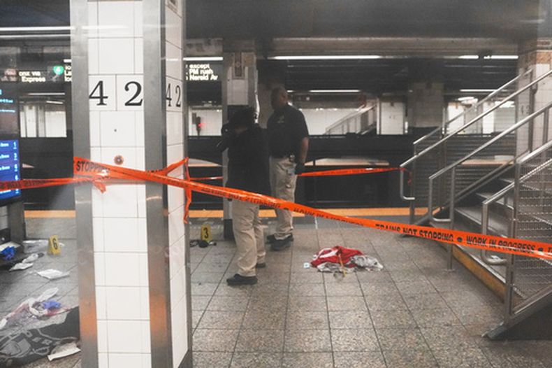 La policía investiga el sitio tras un informe de apuñalamiento y tiroteo en la estación Grand Central del metro de Nueva York, el sábado 11 de abril de2026. (AP Foto/Ryan Murphy)