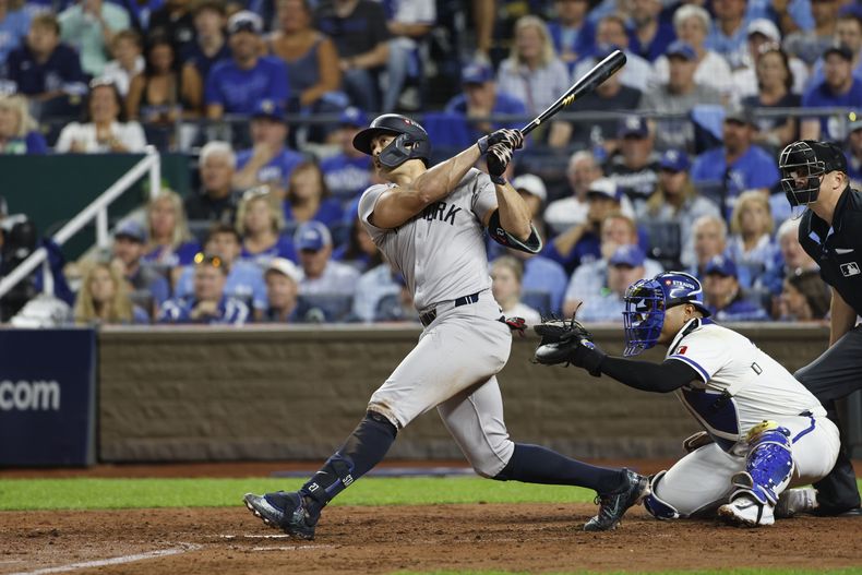 Giancarlo Stanton, de los Yankees de Nueva York, observa su cuadragular solitario durante la octava entrada del tercer juego de la serie divisional de la Liga Americana en contra de los Reales de Kansas City, el miércoles 9 de octubre de 2024, en Kansas City, Missouri. (AP Foto/Colin Braley)