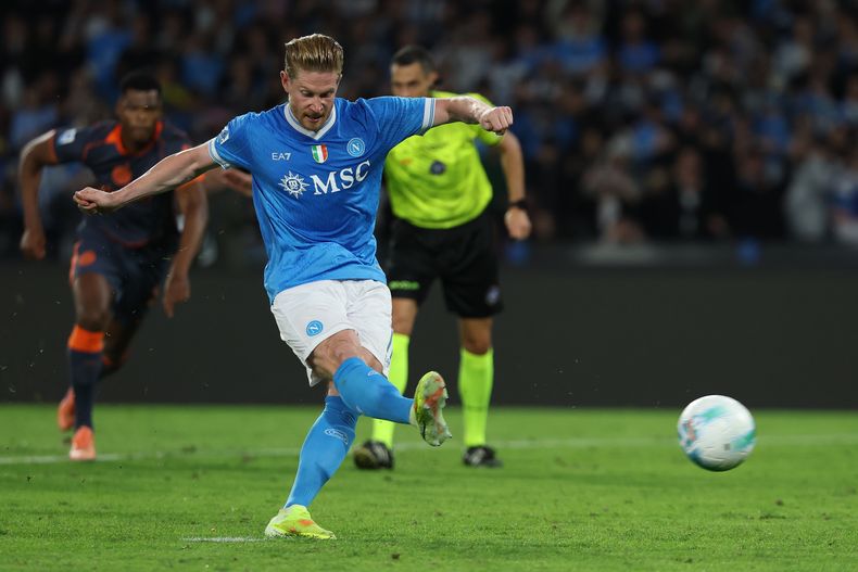 Kevin De Bruyne del Napolo anota en el encuentro ante el Inter de Milán de la Serie A el sábado 25 de octubre del 2025. (Alessandro Garofalo/LaPresse via AP)