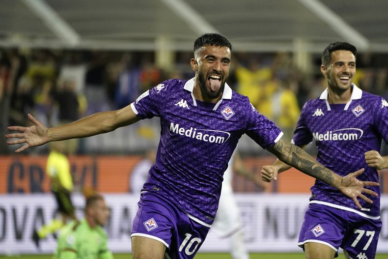 Nicolás González (izquierda) celebra tras anotar el primer gol de la Fiorentina ante Cagliari en la Serie A italiana, el lunes 2 de octubre de 2023, en Florencia. (Marco Bucco/LaPresse vía AP)