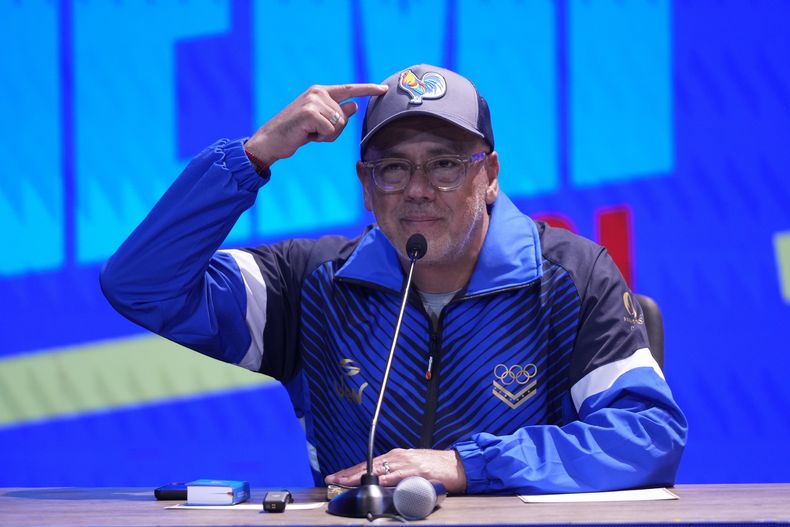 Jorge Rodríguez, presidente de la Asamblea Nacional de Venezuela, señala su gorra en una conferencia de prensa mientras se esperan los resultados de las elecciones presidenciales en Caracas, Venezuela, el domingo 28 de julio de 2024. (AP Foto/Fernando Vergara)
