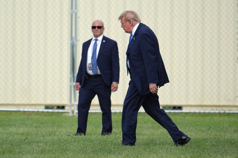 El presidente de EEUU, Donald Trump, camina hacia su limusina cerca de la Casa Blanca, en Washington, el viernes 28 de agosto de 2026. (AP Foto/Jacquelyn Martin)