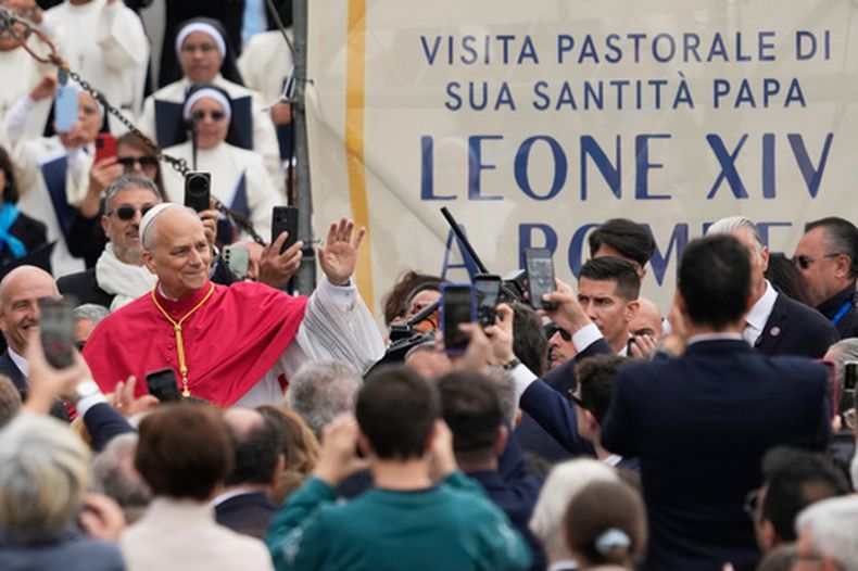 El papa León XIV saluda a los fieles durante una visita pastoral a Pompeya, Italia, el 8 de mayo de 2026. (AP Foto/Gregorio Borgia)