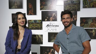 Los actores Ximena Romo, izquierda, y Maxi Iglesias posan durante una entrevista en la Ciudad de México el 29 de junio de 2023. Romo e Iglesias protagonizan la serie Los Artistas: Primeros Trazos, que se estrena el 7 de julio en el servicio de streaming ViX. (Foto AP/Berenice Bautista)