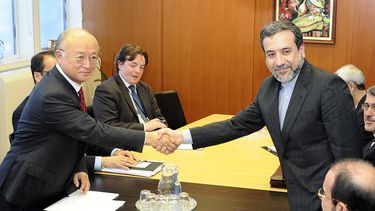 americateve | En esta fotograf&iacute;a de archivo del 28 de octubre de 2013, el vicecanciller iran&iacute; Abbas Araghchi, derecha, estrecha la mano de Yukiya Amano, director general de la Agencia Internacional de Energ&iacute;a At&oacute;mica antes de una reuni&oacut