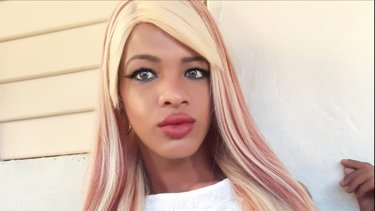 una cubana transexual denuncia maltratos y una multa de la policia por vestir de mujer en una cola