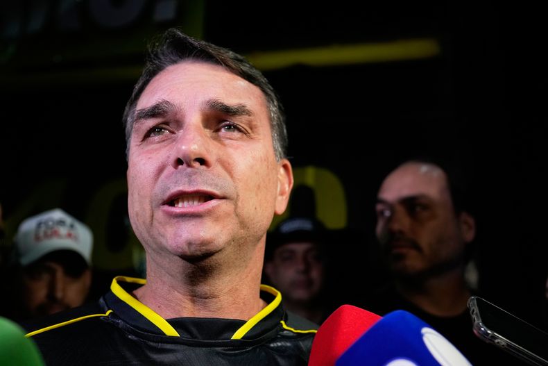 Flavio Bolsonaro, hijo del expresidente de Brasil Jair Bolsonaro, durante una vigilia fuera de la residencia del exmandatario, el sábado 22 de noviembre de 2025, en Brasilia, horas después de que su padre fue arrestado. (AP Foto/Eraldo Peres)