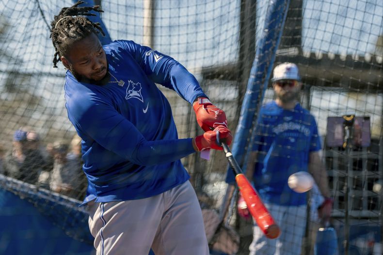 Vladimir Guerrero Jr. de los Azulejos de Toronto toma una práctica de bateo, el martes 20 de febrero de 2024, en Dunedin, Florida. (Frank Gunn/The Canadian Press vía AP)