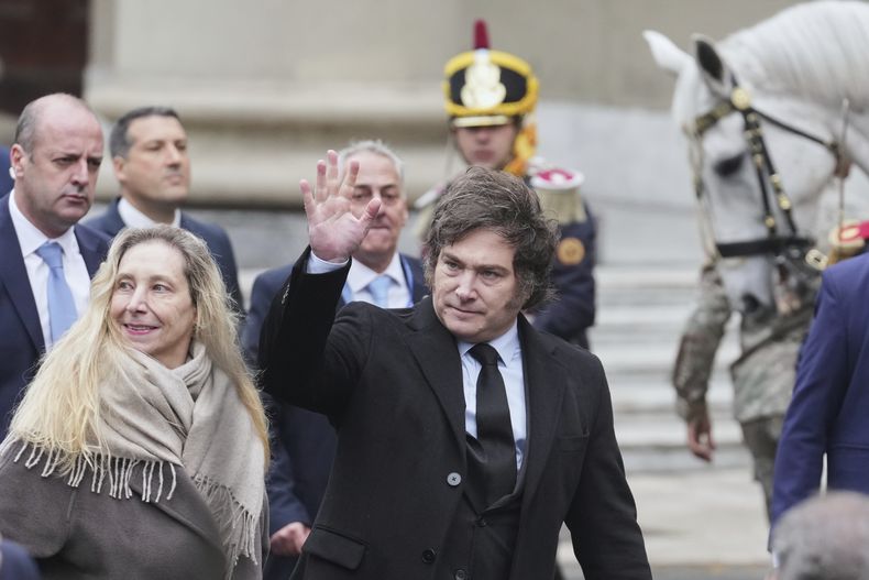 El presidente de Argentina, Javier Milei, saluda tras una misa que conmemora el aniversario de la formación del primer gobierno independiente de Argentina, junto a su hermana Karina, a la izquierda, en Buenos Aires, Argentina, el domingo 25 de mayo de 2025. (AP Foto/Gustavo Garello)