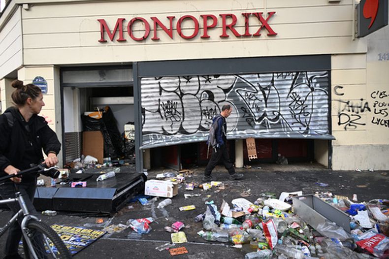 La escena en una tienda saqueada después de la protesta en París, el 18 de octubre del 2026. (AP foto/Emma Da Silva)