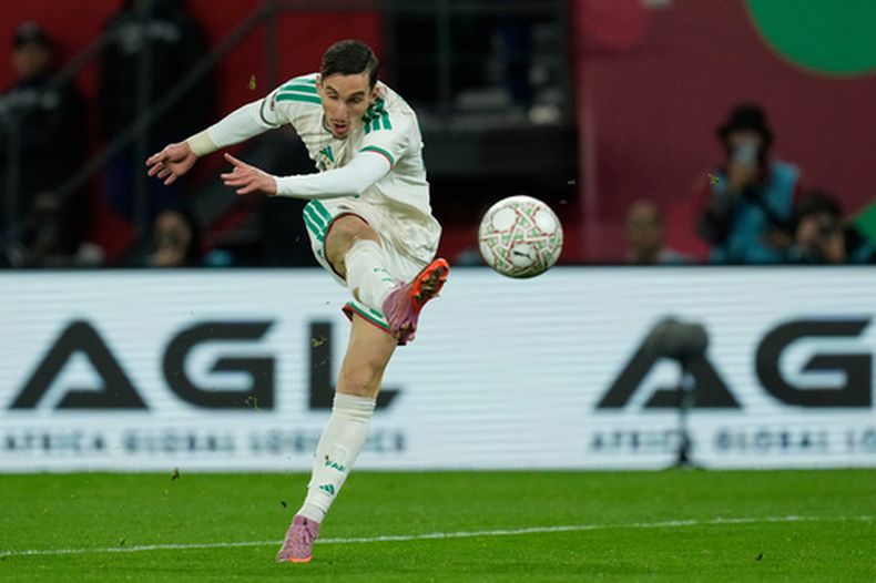 Adil Boulbina anota el primer gol de Argelia ante la República Democrátic de Congo en los octavos de final de la Copa Africana, el martes 6 de enero de 2026. (AP Foto/Mosaab Elshamy)