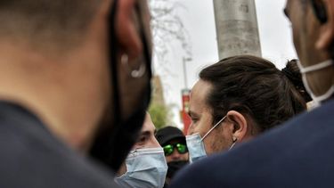 en video: pablo iglesias se encaro con docena de personas que le gritaban y reclamaban