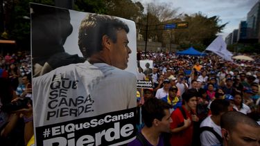 americateve | Manifestantes alzan en primer plano un poster con el retrato del l&iacute;der opositor Leopoldo L&oacute;pez cuya libertad est&aacute;n demandando en una nueva protesta en Caracas, Venezuela, el viernes 4 de abril de 2014. (AP Photo/Fernando Llano)