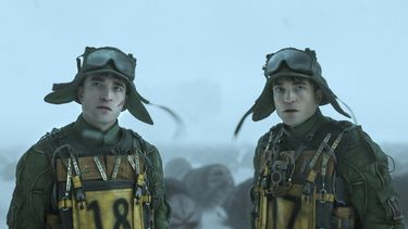 Esta imagen publicada por Warner Bros. Pictures muestra a Robert Pattinson como Mickey 17 y 18, en una escena de Mickey 17. (Warner Bros. Pictures vía AP)