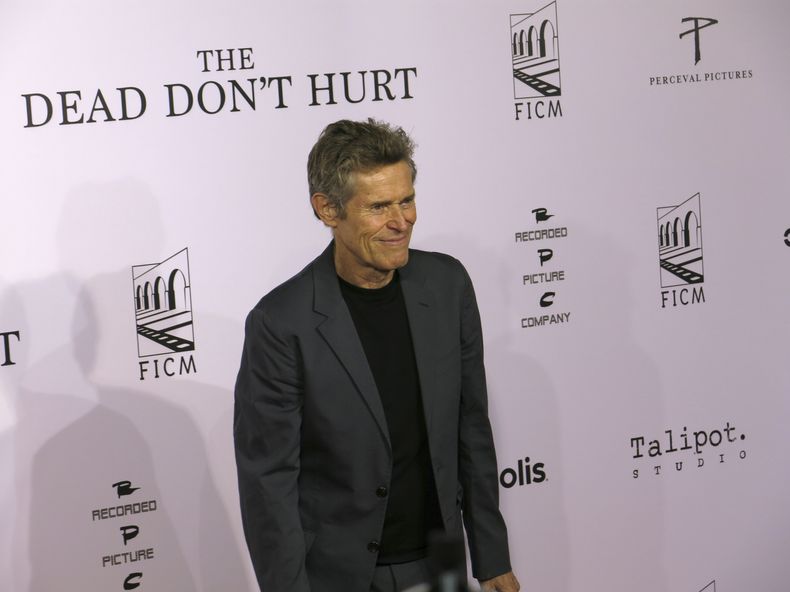 El actor estadounidense Willem Dafoe posa en la alfombra roja de la película The Dead Dont Hurt en Morelia, México, el viernes 20 de octubre de 2023. (Foto AP/Berenice Bautista)