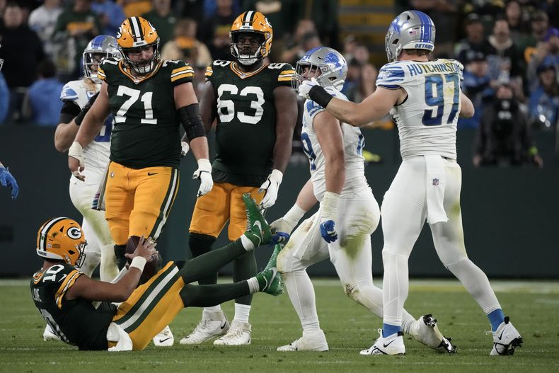 John Cominsky (79), defensive end de los Lions de Detroit, celebra con su compañero Aidan Hutchinson (97) después de capturar al quarterback de los Packers de Green Bay, Jordan Love (10), durante la segunda mitad del juego de la NFL, el jueves 28 de septiembre de 2023, en Green Bay, Wisconsin. (AP Foto/Morry Gash)