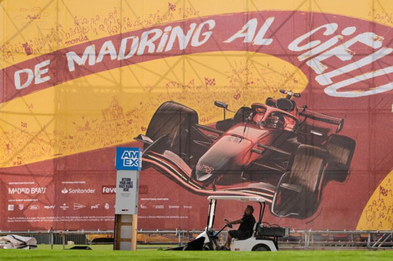 Un hombre conduce un carrito de golf dentro del circuito del Gran Premio de España en Madrid, España, el martes 8 de septiembre de 2026. (Foto AP/Bernat Armangue)