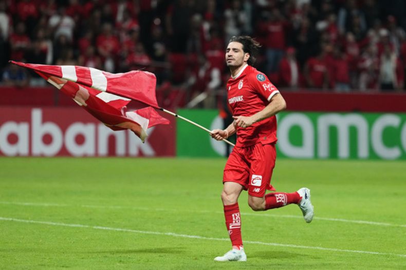 Antonio Briseño, del Toluca de México, festeja el triunfo sobre Los Ángeles FC en las semifinales de la Copa de Campeones de la CONCACAF, el miércoles 6 de mayo de 2026 (AP Foto/Fernando Llano)