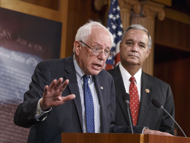 El presidente del comit&eacute; de asuntos para veteranos Bernie Sanders (izquierda) acompa&ntilde;ado por el presidente del comit&eacute; para veteranos de la C&aacute;mara de Representantes Jeff Miller, hablan en conferencia de prensa sobre el acuerdo p