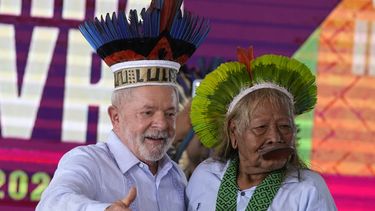 El presidente brasileño Luiz Inácio Lula da Silva hace una señal de aprobación tras recibir un tocado tradicional indígena del jefe Raoni Metuktire, de la etnia caiapo, durante la clausura de un evento el viernes 28 de abril de 2023, en Brasilia. (AP Foto/Eraldo Peres)