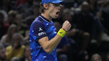 De Minaur sorprende a Medvedev en el Masters de París