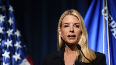 La secretaria de Justicia, Pam Bondi, habla en una conferencia de prensa en la DEA, el martes 15 de julio de 2025, en Arlington, Virginia. (AP Foto/Julia Demaree Nikhinson)