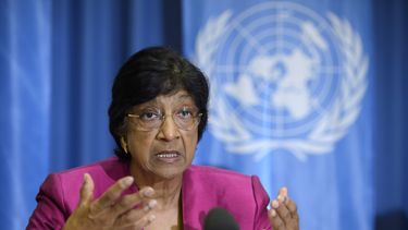 americateve | La alta comisioinada de las Naciones Unidas para derechos humanos, Navi Pillay, durante una conferencia de prensa en Ginebra, Suiza, el 31 de julio del 2014. Pillay acus&oacute; a Israel y Hamas de cr&iacute;menes de guerra. (AP Foto/Keystone, Martial Tre