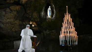 En esta imagen publicada por Vatican Media, el papa León XIV reza en la Cueva de las Apariciones de Massabielle, en Lourdes, Francia, el sábado 26 de septiembre de 2026. (Vatican Media via AP)