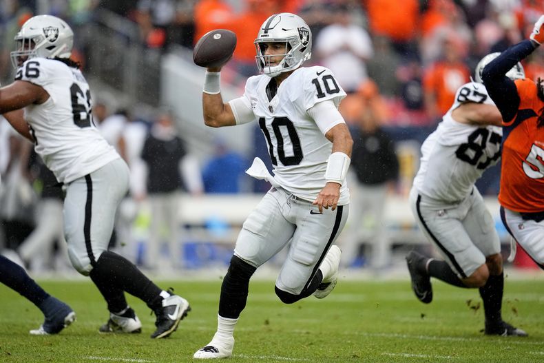El quarterback de Las Vegas Raiders Jimmy Garoppolo (10) observa antes de lanzar un pase ante los Denver Broncos en la segunda mitad del juego en Denver. Domingo 10 de septiembre de 2023. (AP Foto/Jack Dempsey)