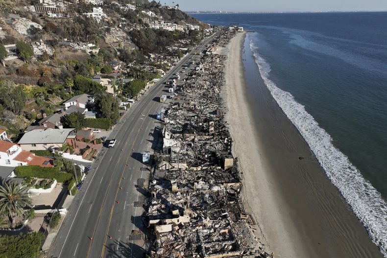 ARCHIVO - Una vista aérea muestra la devastación del incendio Palisades en las viviendas de la primera línea de playa en Malibú, California, el miércoles 15 de enero de 2025. (AP Foto/Jae C. Hong, Archivo)