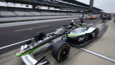 El japonés Takuma Sato deja los pits durante las prácticas para las 500 Millas de Indianápolis, el viernes 19 e mayo de 2023 (AP Foto/Darron Cummings)