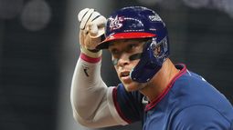 El estadounidense Aaron Judge gesticula tras batear un sencillo ante la República Dominicana en el Clásico Mundial de béisbol, el domingo 15 de marzo de 2026, en Miami. (AP Foto/Lynne Sladky)