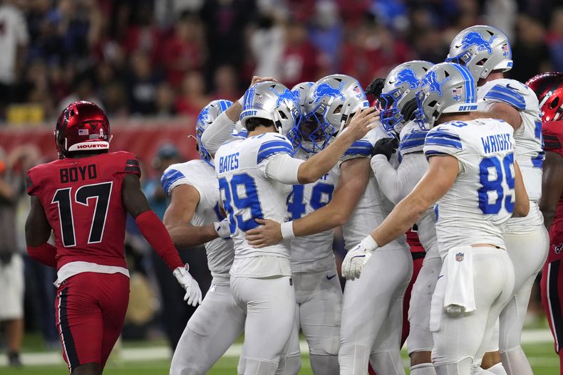 Jake Bates (39), pateador de los Lions de Detroit, celebra con sus compañeros de equipo después de convertir un intento de gol de campo de 58 yardas, durante la segunda mitad del juego de la NFL en contra de los Texans de Houston, el domingo 10 de noviembre de 2024, en Houston. (AP Foto/David J. Phillip)