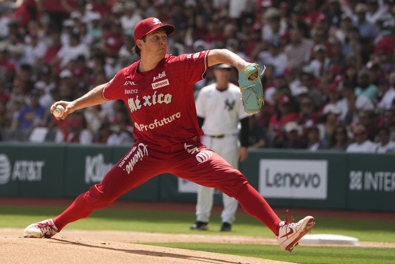 El lanzador de los Diablos Rojos de México, Trevor Bauer lanza en la primera entrada del duelo de exhibición frente a Anthony Volpe de los Yanquis de Nueva York el domingo 24 de marzo del 2024. (AP Foto/Fernando Llano)