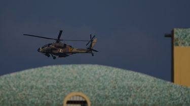 Un helicóptero Apache israelí sobrevuela Israel, domingo 25 de agosto de 2024. (AP Foto/Ariel Schalit)