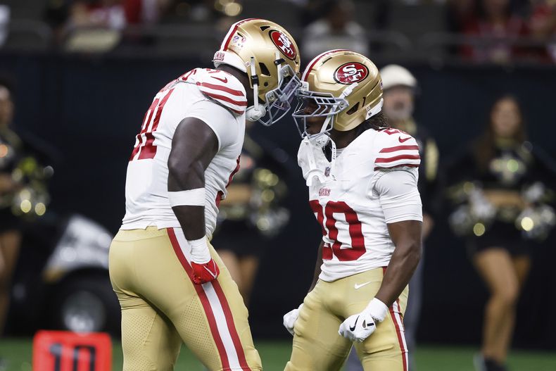 El cornerback Upton Stout felicita al defensive tackle de los 49ers de San Francisco Sam Okuayinonu tras capturar al quarterback de los Saints de Nueva Orleans Spencer Rattler en el encuentro del domingo 14 de septiembre del 2025. (AP Foto/Butch Dill)