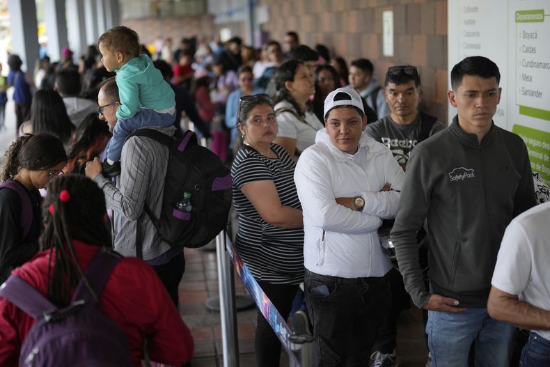 Viajeros hacen fila para ser vacunados contra la fiebre amarilla en una terminal de bus en Bogotá, Colombia, el miércoles 16 de abril de 2025. (AP Foto/Fernando Vergara)
