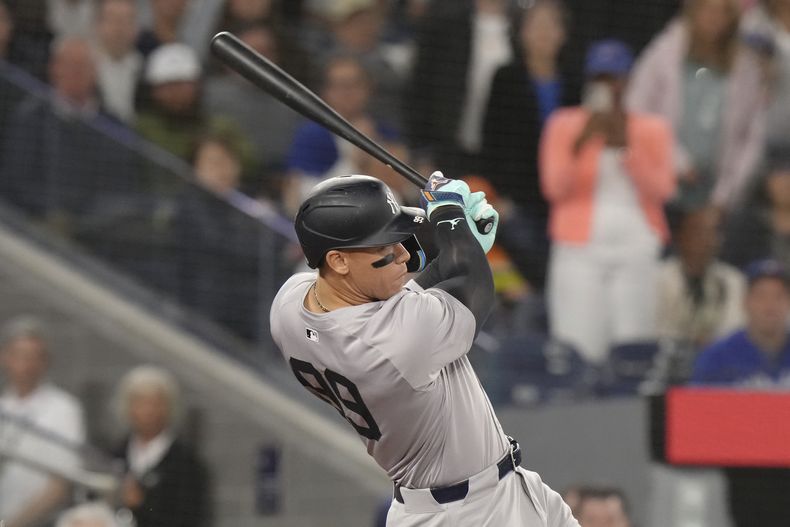 Aaron Judge, de los Yankees de Nueva York, pega un sencillo de dos carreras en el noveno inning del juego ante los Azulejos de Toronto, el miércoles 17 de abril de 2024 (Chris Young/The Canadian Press via AP)